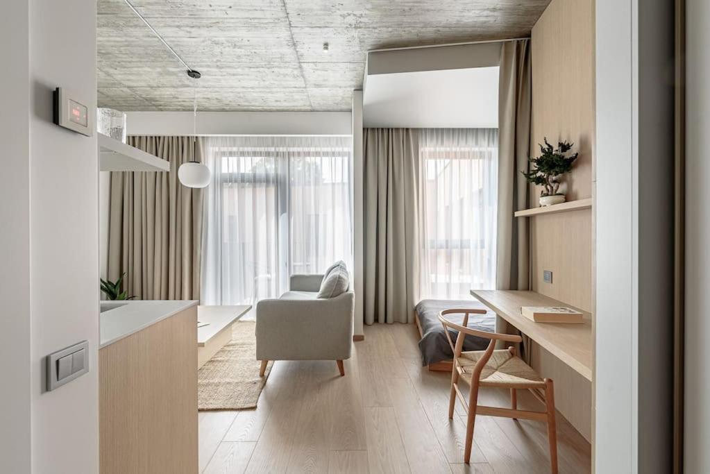 Апартаменты Cozy Japanese Oasis With Balcony, Gramophone, Netflix Вильнюс Экстерьер фото